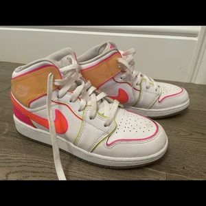 Jordan 1 mid ‘Edge Glow’